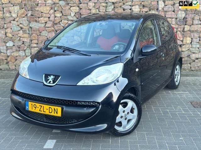 Zwart, metallic lak Gebruikt 2008 Peugeot 107 Urban Move Hatchback | € 2.249 (Eerlijke prijs) - Afbeelding 1/4