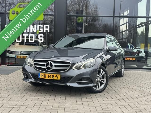 Grijs, metallic lak Gebruikt 2016 Mercedes E200 Ambition Sedan | € 16.900 - Afbeelding 1/4