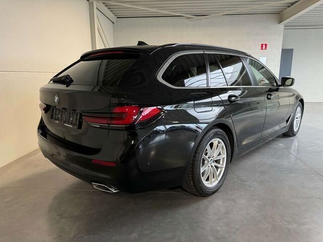 Zwart Gebruikt 2022 BMW 518 Comfort Edition Stationwagen | € 31.490 - Afbeelding 1/4