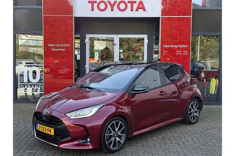 Rood Occasion 2021 Toyota Yaris Hybrid Edition Hatchback | € 21.839 (Duur) - Afbeelding 1/1