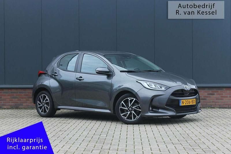 Grijs Gebruikt 2021 Toyota Yaris Hybrid Hatchback | € 19.840 (Eerlijke prijs) - Afbeelding 1/4