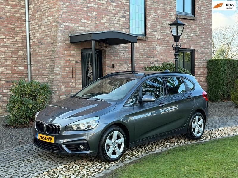 Grijs (metallic) Gebruikt 2016 BMW 220 Sport Line Stationwagen | € 17.700 (Eerlijke prijs) - Afbeelding 1/4