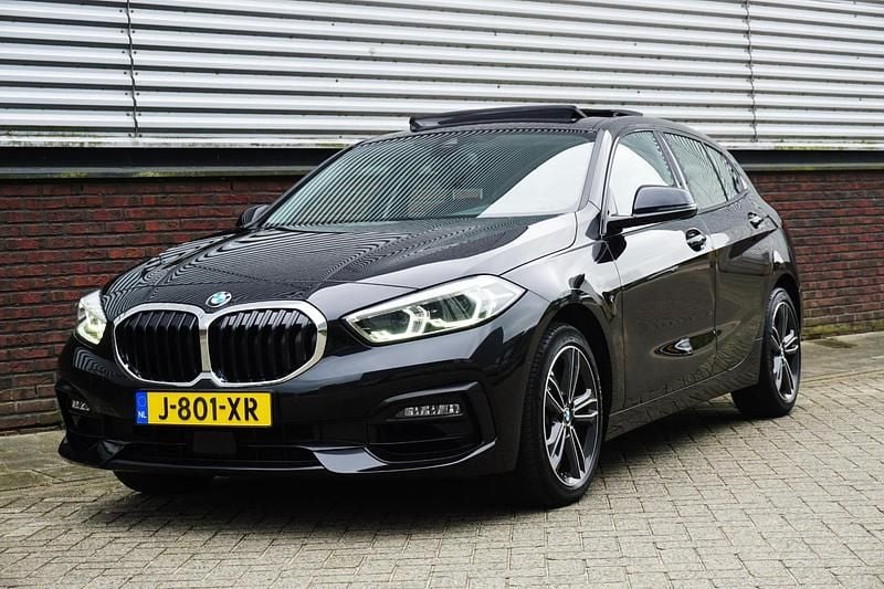 Zwart Gebruikt 2020 BMW 118 Sport Line Hatchback | € 23.950 (Eerlijke prijs) - Afbeelding 1/4