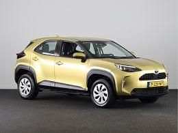 Brass gold metallic (licht goud metallic) Gebruikt 2022 Toyota Yaris Comfort SUV | € 23.600 (Goede deal) - Afbeelding 1/3