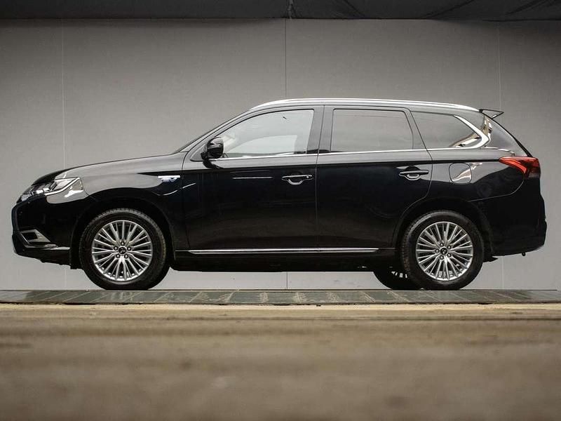 Zwart (metallic) Gebruikt 2020 Mitsubishi Outlander P-HEV Intense SUV | € 18.745 (Goede deal) - Afbeelding 1/4