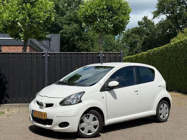 Wit Gebruikt 2011 Toyota Aygo Comfort Hatchback | € 3.490 (Eerlijke prijs) - Afbeelding 1/4