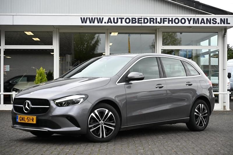 Grijs (metallic) Gebruikt 2023 Mercedes B250e Luxury MPV | € 33.950 - Afbeelding 1/4