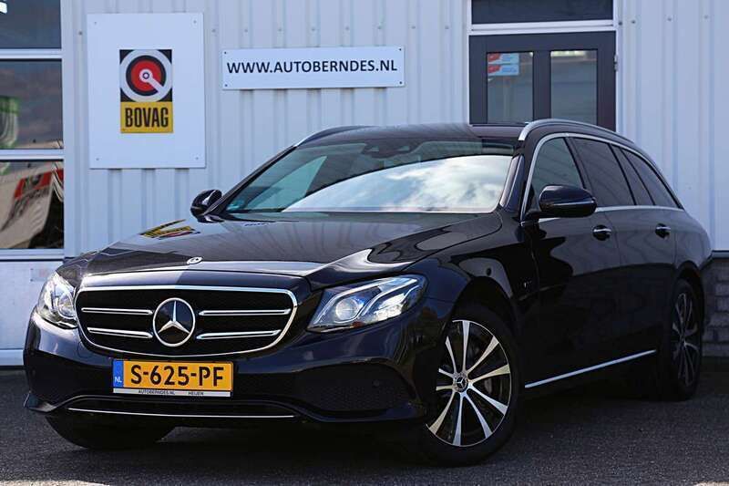 Zwart, metallic lak Gebruikt 2019 Mercedes E300 Premium Plus Stationwagen | € 28.900 - Afbeelding 1/4