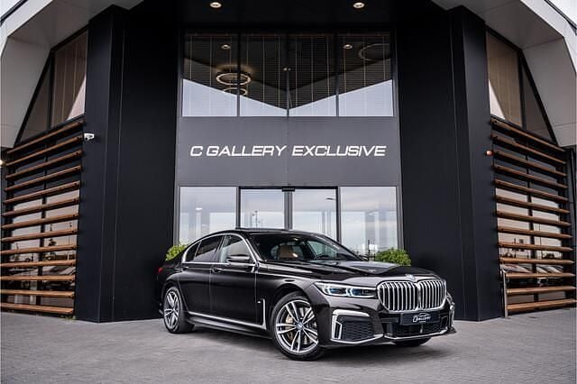 Bruin Gebruikt 2019 BMW 745e Executive Sedan | € 52.495 (Eerlijke prijs) - Afbeelding 1/4
