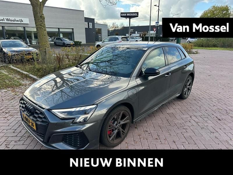 Grijs Gebruikt 2021 Audi A3 Sportback e-tron Competition Hatchback | € 33.900 (Eerlijke prijs) - Afbeelding 1/4