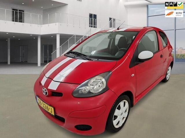 Rood Gebruikt 2009 Toyota Aygo Hatchback | € 2.500 (Eerlijke prijs) - Afbeelding 1/4