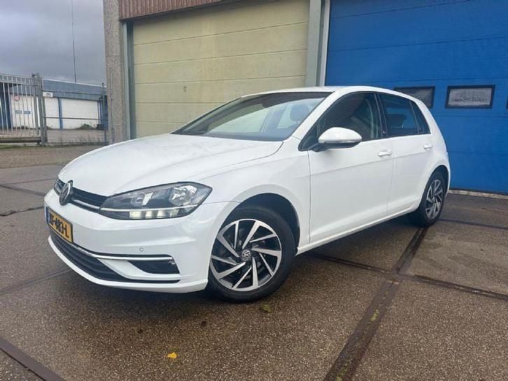 Wit (metallic) Gebruikt 2018 VW Golf VII Comfortline Hatchback | € 9.999 (Goede deal) - Afbeelding 1/4
