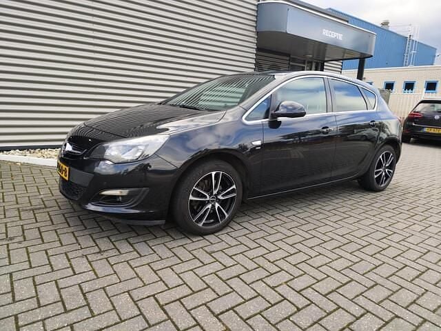 Zwart Gebruikt 2014 Opel Astra Cosmo Hatchback | € 4.500 (Eerlijke prijs) - Afbeelding 1/4