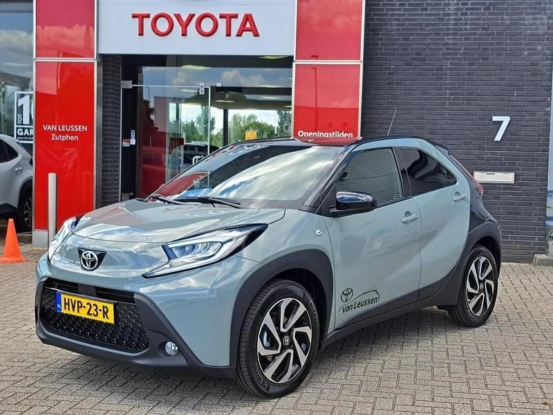Groen Nieuw 2025 Toyota Aygo Pulse Hatchback | € 25.685 (Eerlijke prijs) - Afbeelding 1/4