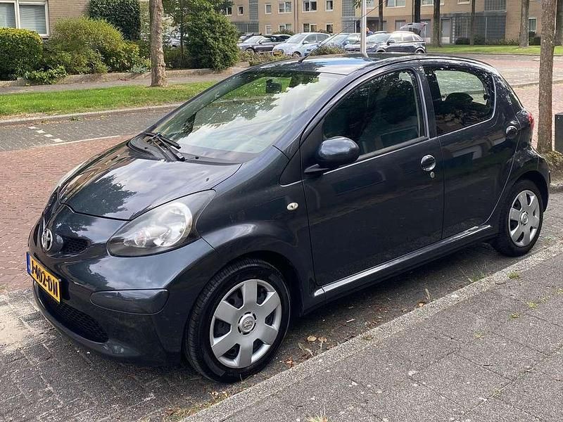Grijs Gebruikt 2007 Toyota Aygo Hatchback | € 3.250 (Iets duurder) - Afbeelding 1/4