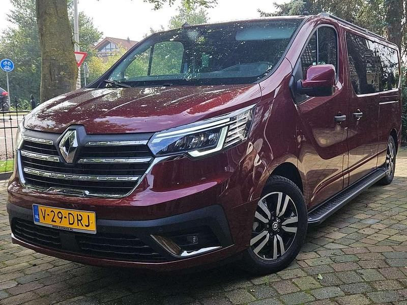 Rood Occasion 2024 Renault Trafic MPV | € 34.500 (Super prijs) - Afbeelding 1/4