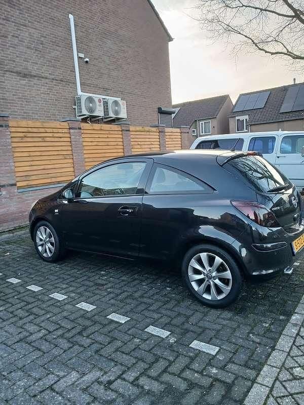 Zwart Occasion 2013 Opel Corsa MPV | € 4.495 (Eerlijke prijs) - Afbeelding 1/4