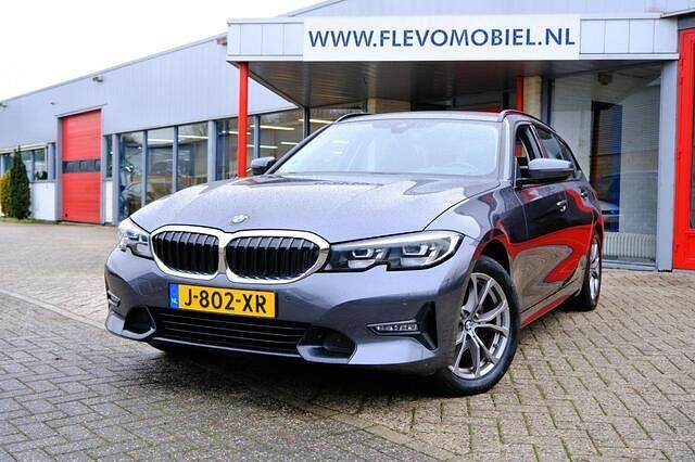 Grijs Gebruikt 2020 BMW 318 Executive Stationwagen | € 21.950 (Eerlijke prijs) - Afbeelding 1/4