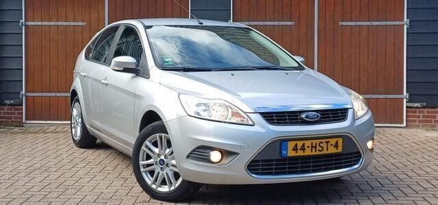 Grijs, metallic lak Gebruikt 2009 Ford Focus Ghia Hatchback | € 3.950 (Eerlijke prijs) - Afbeelding 1/4