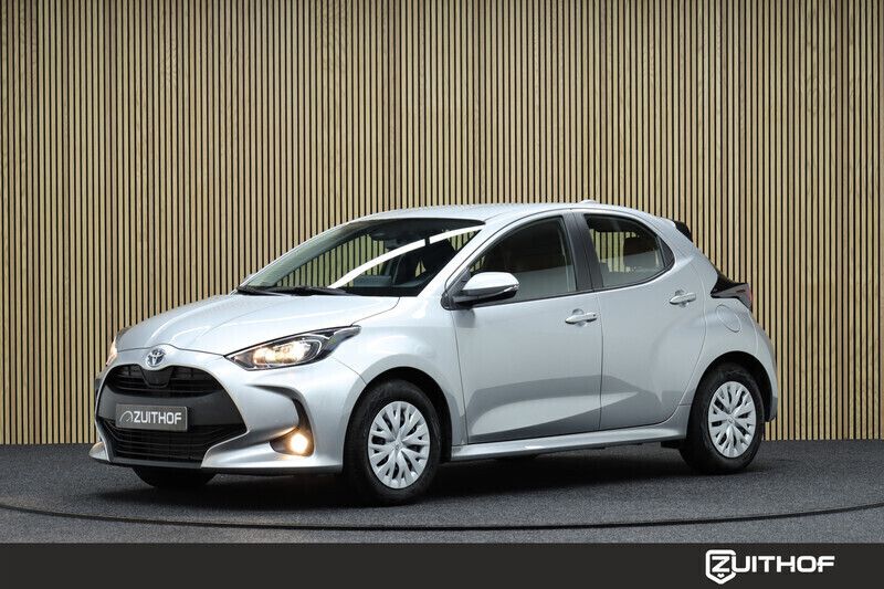 Grijs Gebruikt 2022 Toyota Yaris Hybrid Active Hatchback | € 21.850 (Eerlijke prijs) - Afbeelding 1/4