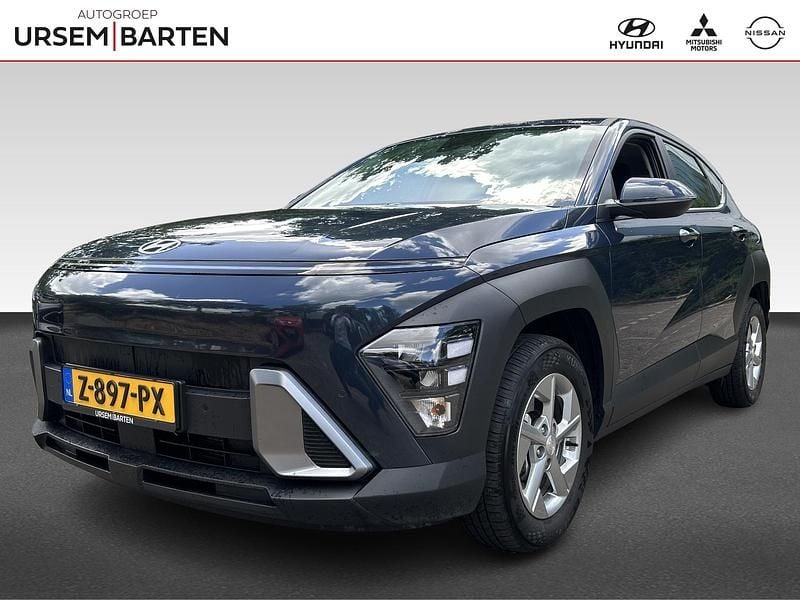 Denim blue (blauw metallic) Gebruikt 2024 Hyundai Kona Comfort SUV | € 29.430 (Eerlijke prijs) - Afbeelding 1/4