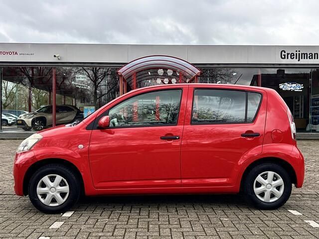Occasion Daihatsu Sirion 69 PK (50 kW) 2008 Rood (metallic) Hatchback