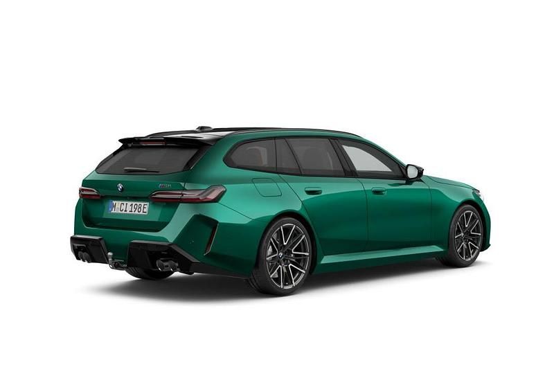 Nieuw BMW M5 727 PK (534 kW) 2026 M isle of man green metallic (groen metallic) Stationwagen