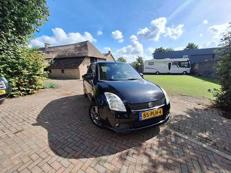 Zwart Occasion 2005 Suzuki Swift Exclusive Hatchback | € 1.750 (Eerlijke prijs) - Afbeelding 1/4