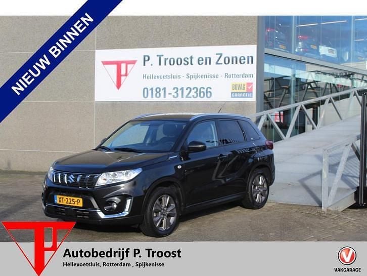 Zwart (metallic) Occasion 2019 Suzuki Vitara SUV | € 16.888 (Eerlijke prijs) - Afbeelding 1/4