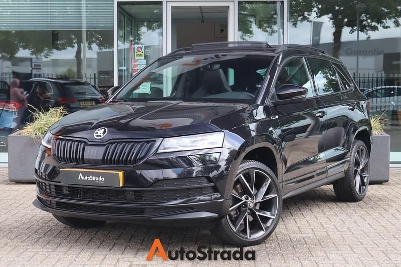 Zwart Gebruikt 2021 Skoda Karoq SportLine SUV | € 29.895 (Eerlijke prijs) - Afbeelding 1/4