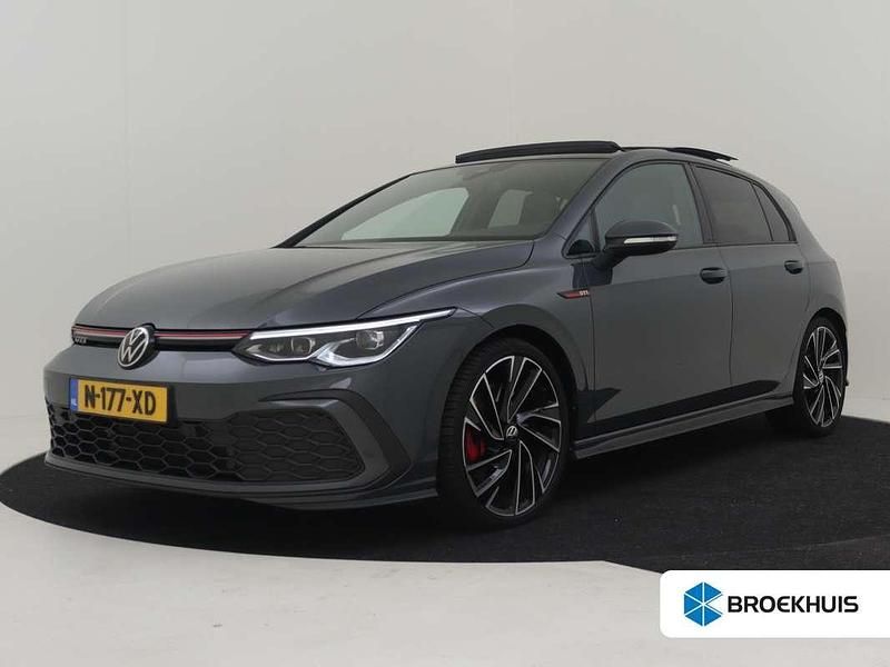 Grijs, metallic lak Gebruikt 2022 VW Golf VIII GTI Hatchback | € 34.900 (Eerlijke prijs) - Afbeelding 1/4