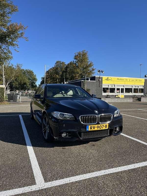 Zwart Gebruikt 2013 BMW 520 Executive Stationwagen | € 11.600 (Goede deal) - Afbeelding 1/4