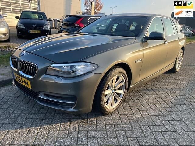 Grijs Gebruikt 2015 BMW 520 Executive Stationwagen | € 12.750 (Eerlijke prijs) - Afbeelding 1/4