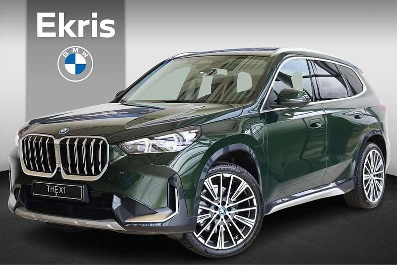 Groen, metallic lak Nieuw 2025 BMW X1 Comfort Edition SUV | € 68.453 (Iets duurder) - Afbeelding 1/4