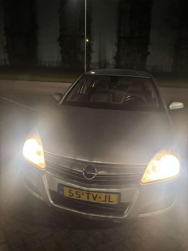 Grijs Gebruikt 2007 Opel Astra Executive Hatchback | € 1.400 (Goede deal) - Afbeelding 1/4