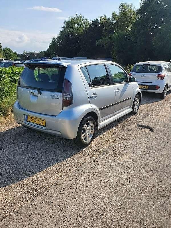 Zilver Gebruikt 2007 Daihatsu Sirion Hatchback | € 2.250 (Goede deal) - Afbeelding 1/4