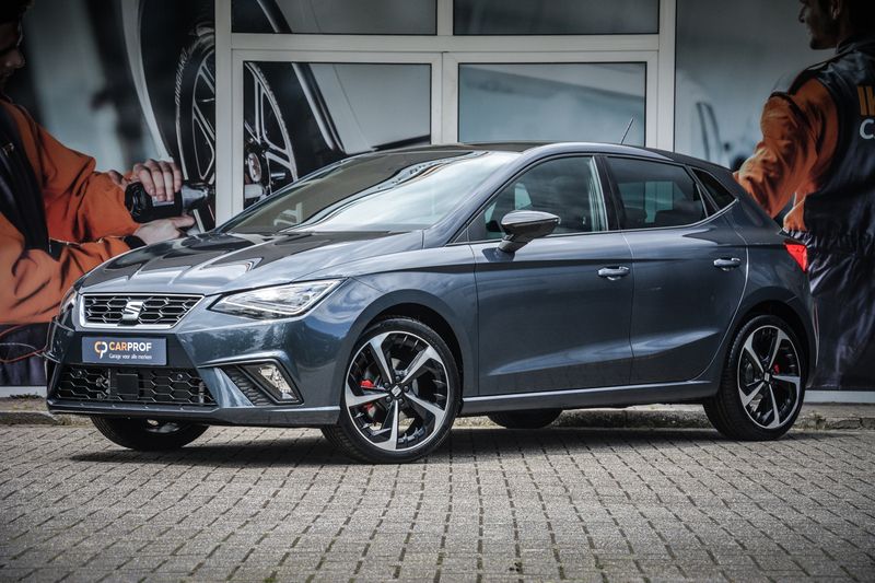 Grijs, metallic lak Gebruikt 2024 Seat Ibiza Business Hatchback | € 34.950 - Afbeelding 1/4