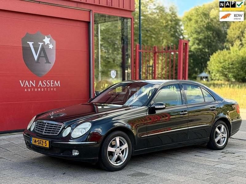 Zwart Gebruikt 2004 Mercedes E220 Avantgarde Sedan | € 2.749 (Goede deal) - Afbeelding 1/4