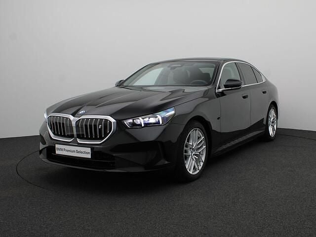 Zwart, metallic lak Gebruikt 2024 BMW i5 Comfort Edition Sedan | € 53.950 (Super prijs) - Afbeelding 1/4