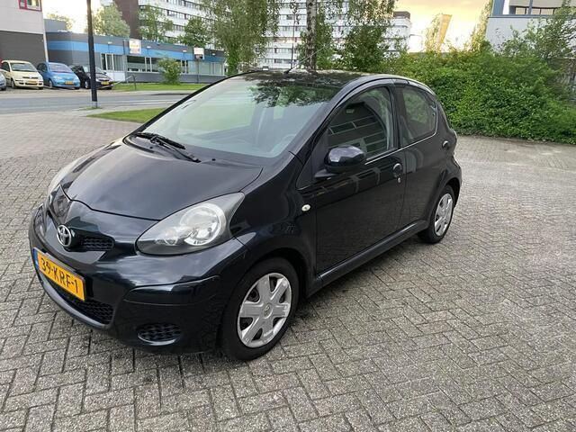 Zwart Gebruikt 2010 Toyota Aygo Comfort Hatchback | € 2.100 (Eerlijke prijs) - Afbeelding 1/4