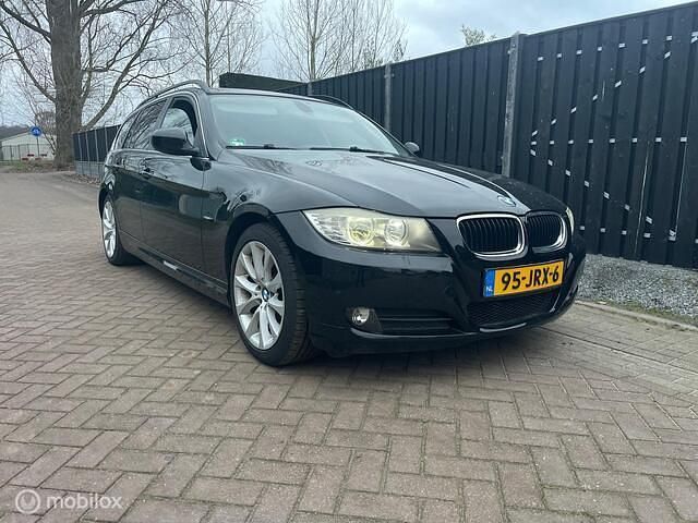 Zwart Occasion 2009 BMW 318 Stationwagen | € 3.950 (Eerlijke prijs) - Afbeelding 1/4