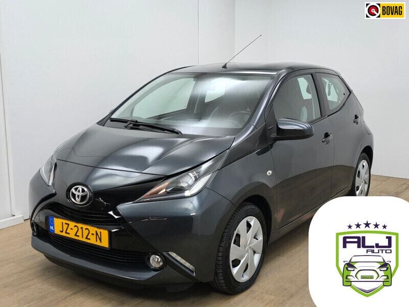 Hatchback Gebruikt 2016 Toyota Aygo X-play Hatchback | € 9.279 (Eerlijke prijs) - Afbeelding 1/4