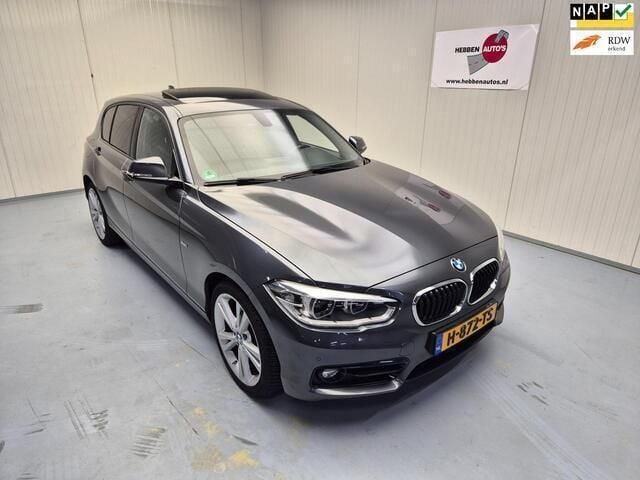 Grijs, metallic lak Gebruikt 2017 BMW 118 Executive Hatchback | € 14.940 (Eerlijke prijs) - Afbeelding 1/4