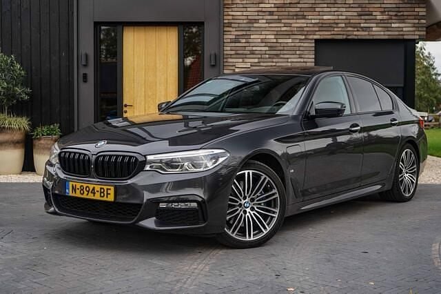 Grijs Occasion 2017 BMW 530e M Sport Sedan | € 22.850 - Afbeelding 1/4