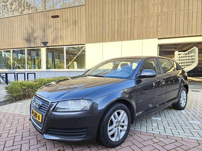 Grijs Gebruikt 2010 Audi A3 Sportback Hatchback | € 6.495 (Eerlijke prijs) - Afbeelding 1/4
