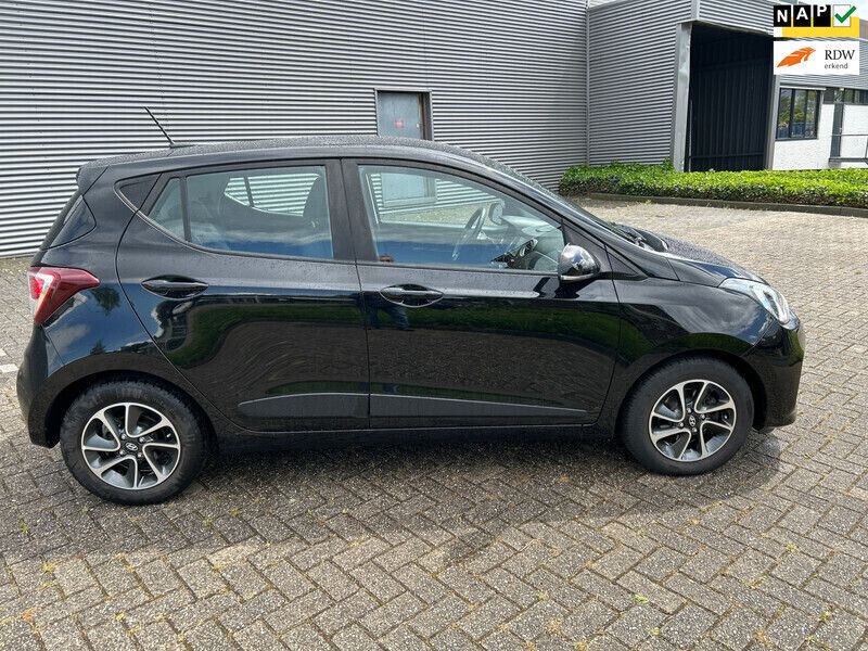 Zwart Gebruikt 2017 Hyundai i10 Comfort Hatchback | € 8.950 (Eerlijke prijs) - Afbeelding 1/4