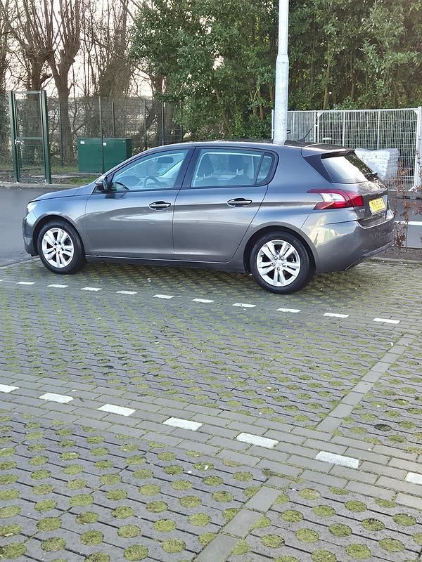 Grijs (metallic) Occasion 2017 Peugeot 308 Active Hatchback | € 8.000 (Goede deal) - Afbeelding 1/4