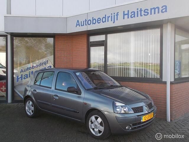 Grijs Gebruikt 2002 Renault Clio II Expression Hatchback | € 2.850 (Eerlijke prijs) - Afbeelding 1/4