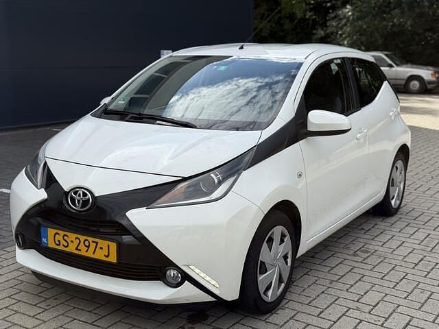 Wit Gebruikt 2015 Toyota Aygo X-play Hatchback | € 4.799 (Eerlijke prijs) - Afbeelding 1/4