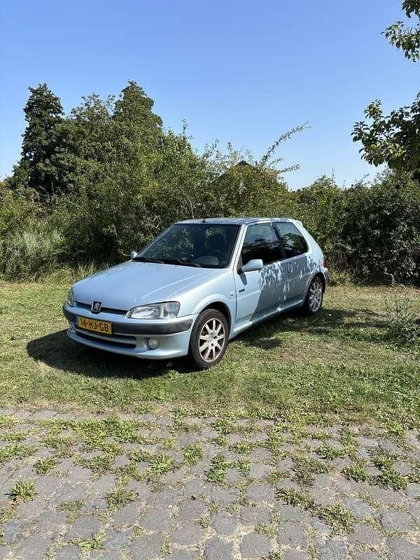 Grijs Gebruikt 2001 Peugeot 106 Sport Hatchback | € 1.700 (Eerlijke prijs) - Afbeelding 1/4